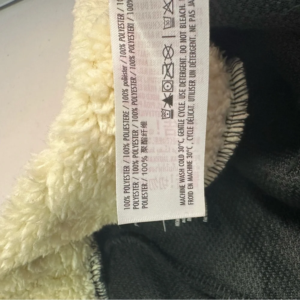 Disney‎ Black and Cream Fleece Fabric - Picture 6 of 7